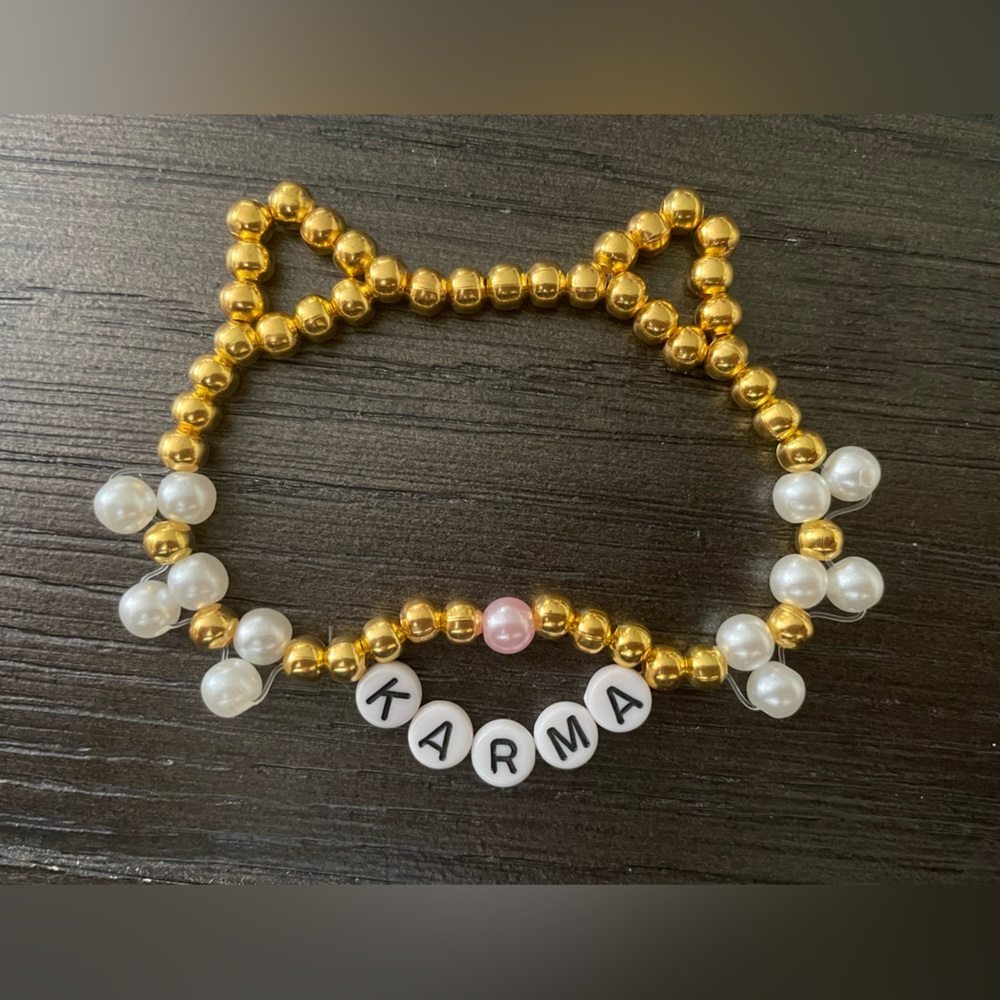 Taylor Swift friendship bracelet